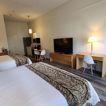The Cedars Inn Hotel & Convention Centre Gibsons Esterno foto