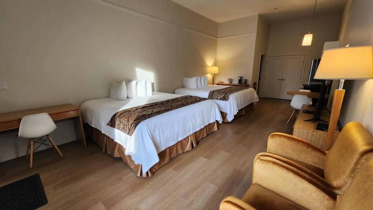 The Cedars Inn Hotel & Convention Centre Gibsons Esterno foto