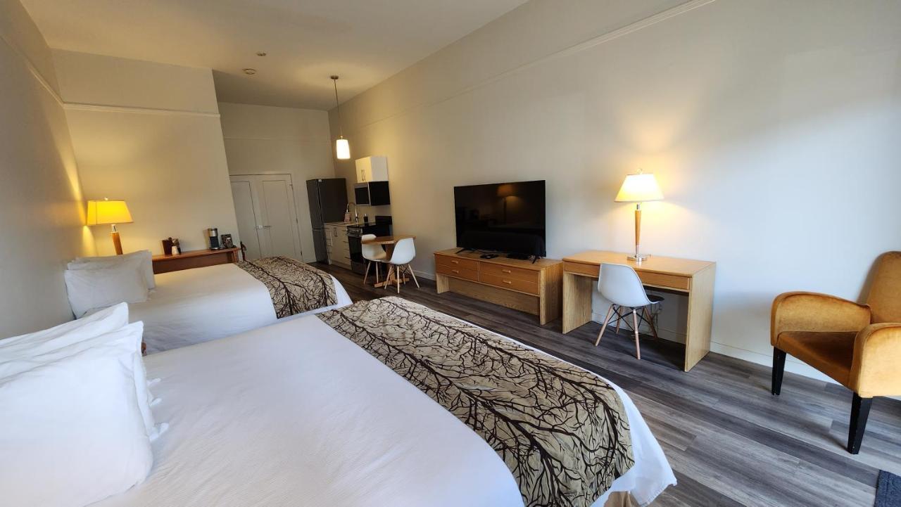 The Cedars Inn Hotel & Convention Centre Gibsons Esterno foto