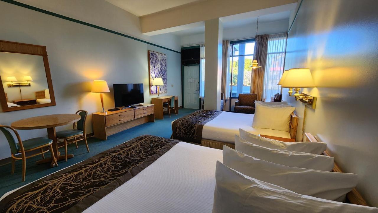 The Cedars Inn Hotel & Convention Centre Gibsons Esterno foto