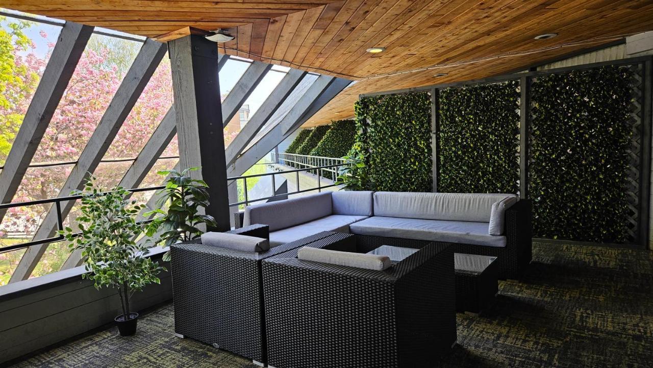 The Cedars Inn Hotel & Convention Centre Gibsons Esterno foto