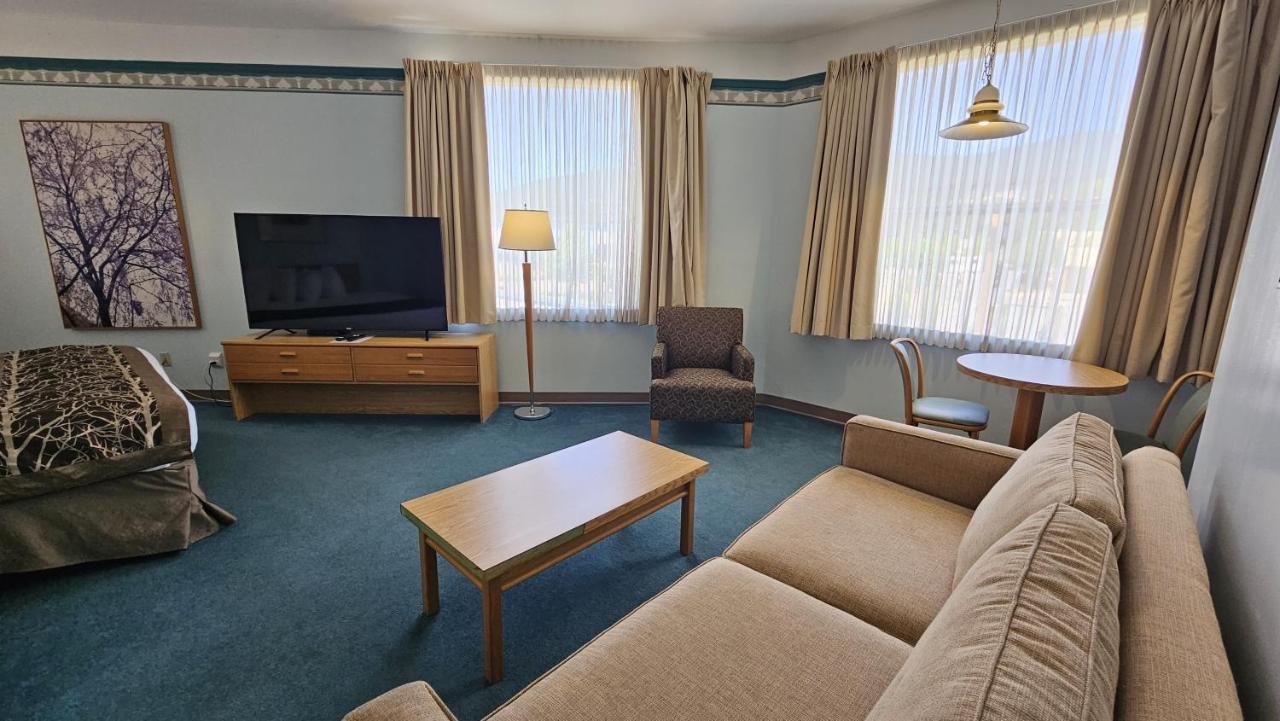 The Cedars Inn Hotel & Convention Centre Gibsons Esterno foto