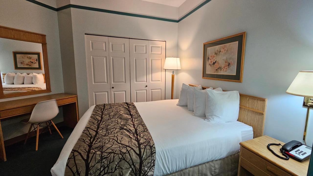 The Cedars Inn Hotel & Convention Centre Gibsons Esterno foto