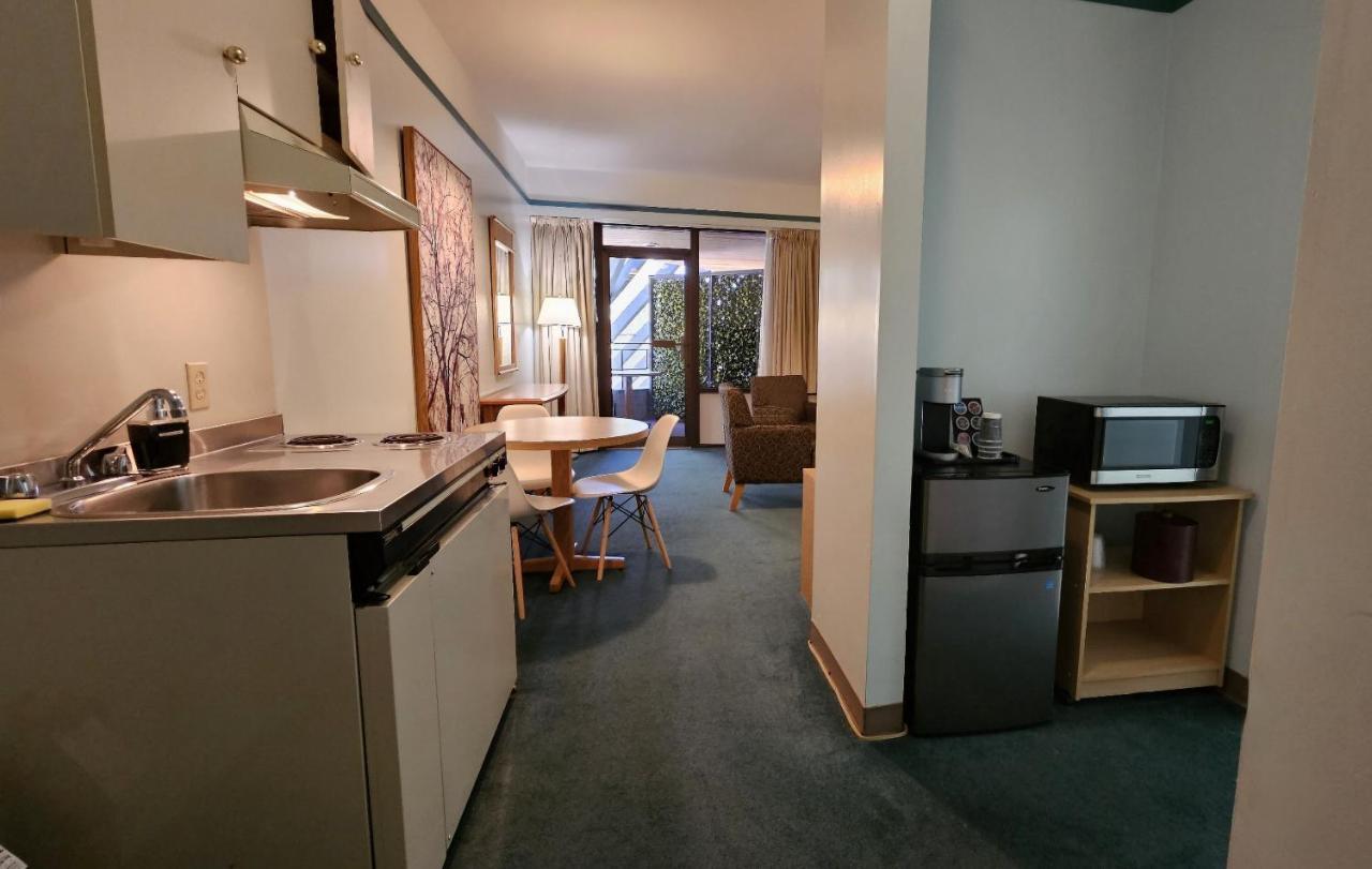 The Cedars Inn Hotel & Convention Centre Gibsons Esterno foto