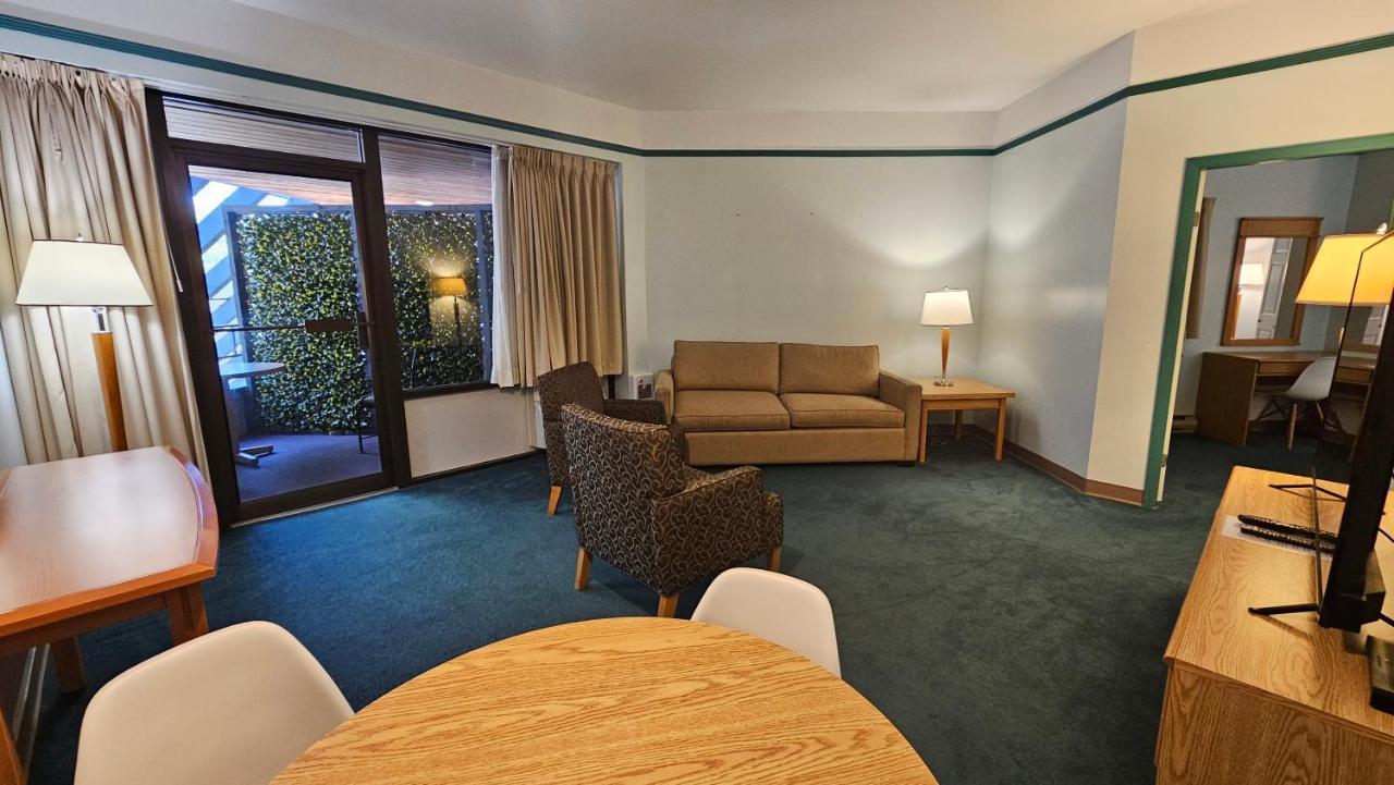 The Cedars Inn Hotel & Convention Centre Gibsons Esterno foto