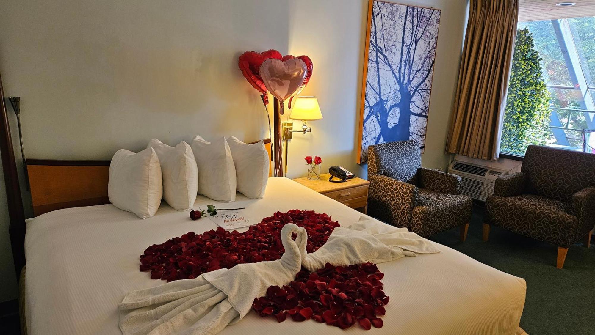 The Cedars Inn Hotel & Convention Centre Gibsons Esterno foto
