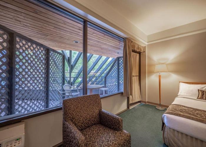 The Cedars Inn Hotel & Convention Centre Gibsons Esterno foto