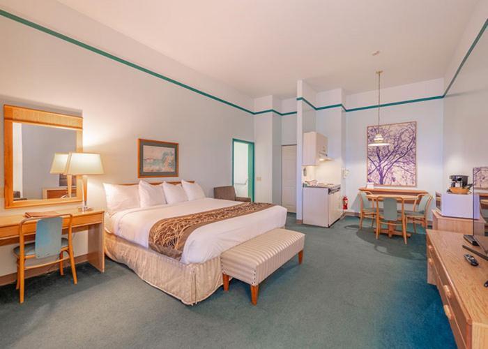 The Cedars Inn Hotel & Convention Centre Gibsons Esterno foto
