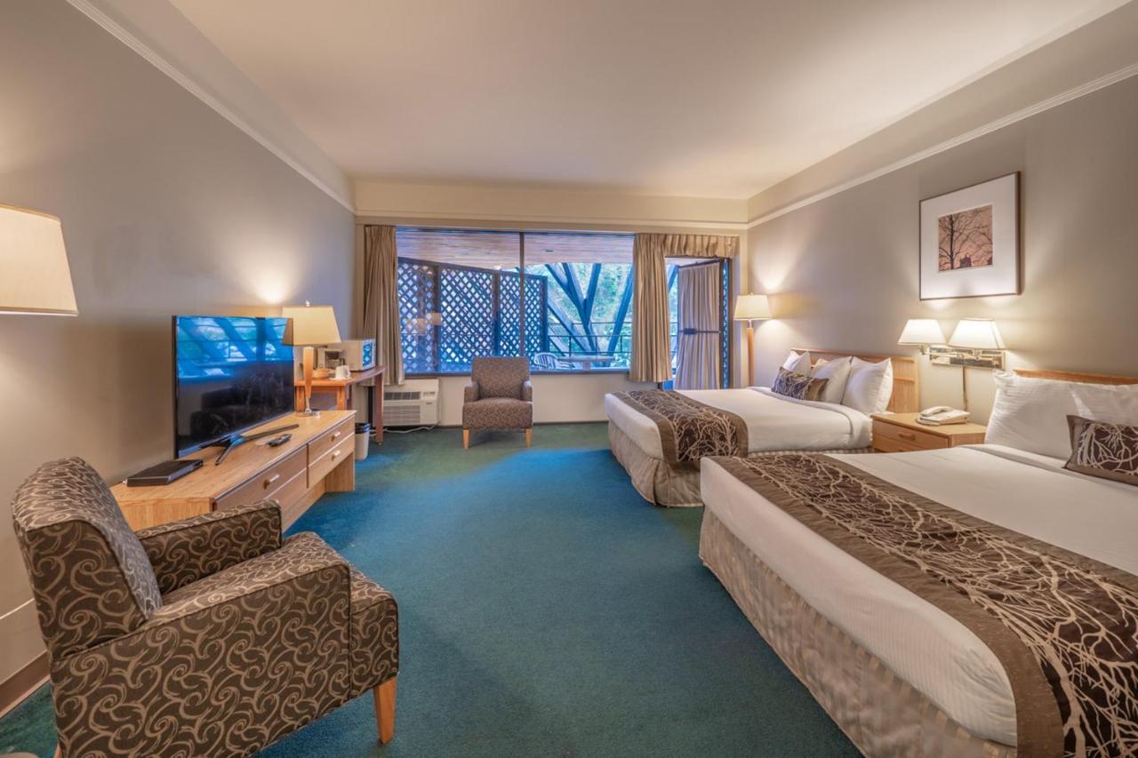 The Cedars Inn Hotel & Convention Centre Gibsons Esterno foto