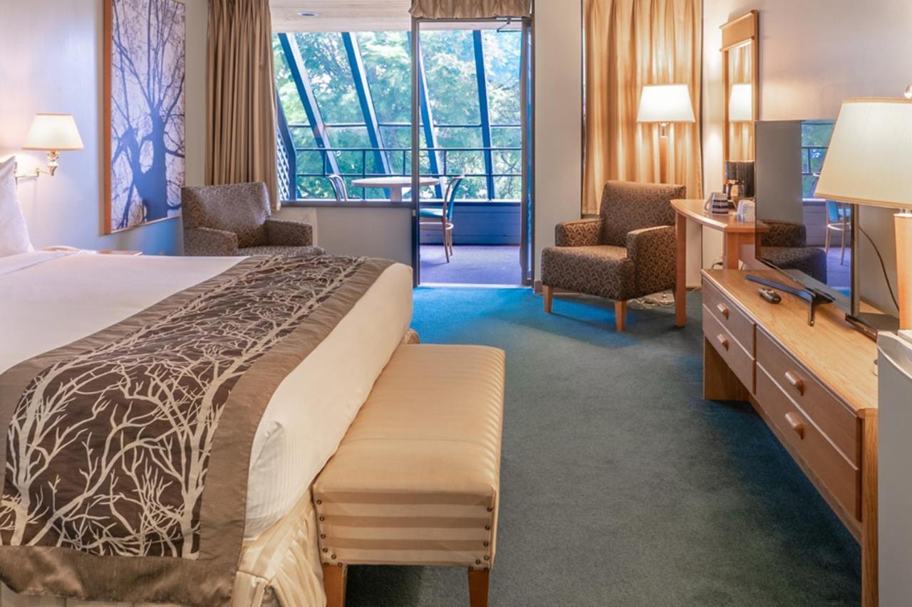 The Cedars Inn Hotel & Convention Centre Gibsons Esterno foto